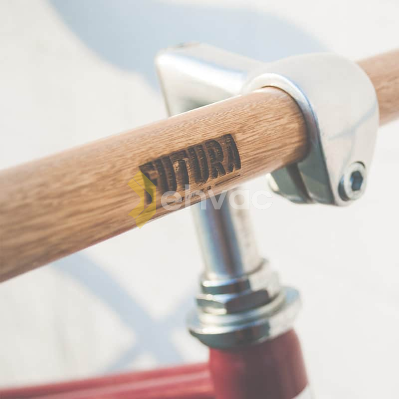 Un prim plan al ghidonului din lemn de pe o bicicletă, prezentând aerisirea și ventilația acestuia.