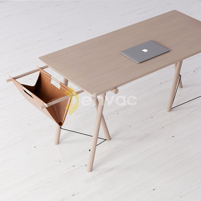 Un birou din lemn cu un laptop pe el, amplasat langa o tubulatura de ventilatie.