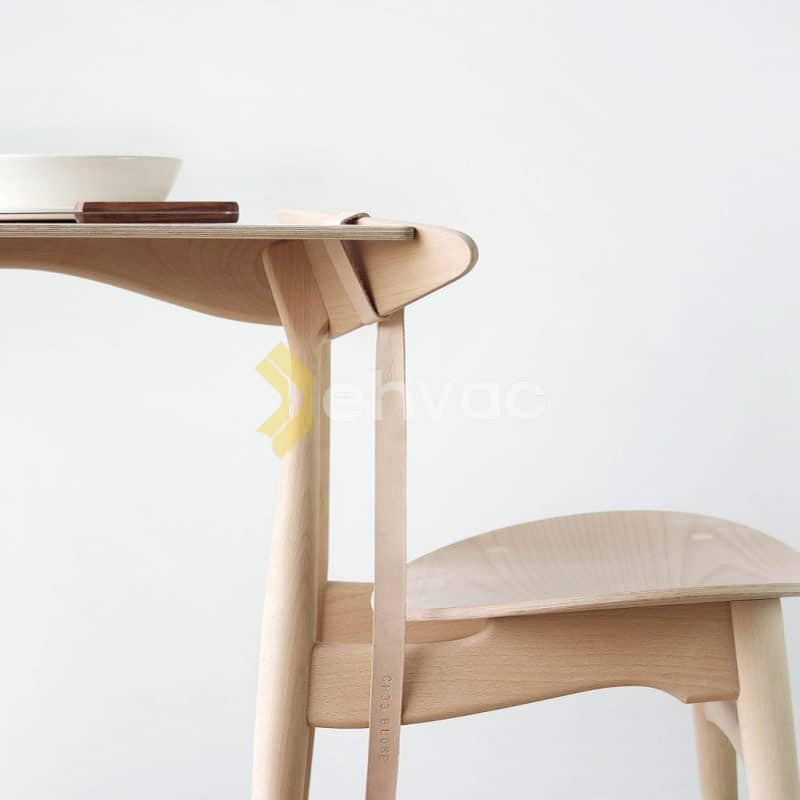 O masă din lemn cu un scaun din lemn și un bol pentru ventilație.