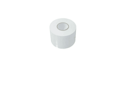 O rola de banda izolatoare adeziva alba de 50 mm pe o suprafata alba.