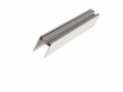 Cutit utilitar Profil flansa PVC cu lama retractata pe fond alb cu ventilatie grila.