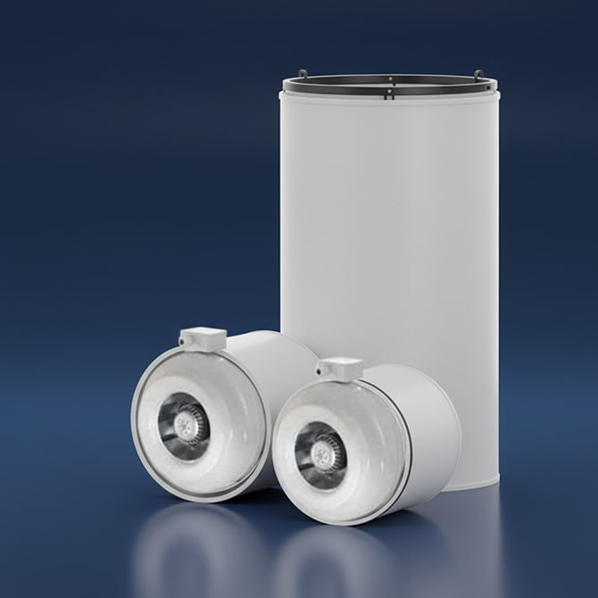 Un recipient cilindric mare alb stă drept în spatele a două unități cilindrice mai mici cu lentile transparente și accente metalice, toate amplasate pe un fundal albastru închis gradient - perfect pentru orice categorie de afișare ventilatoare.