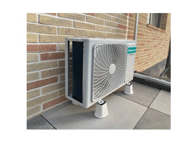 Un Suport conic aer conditionat, cu o grila de ventilatie, asezat pe un zid de caramida.