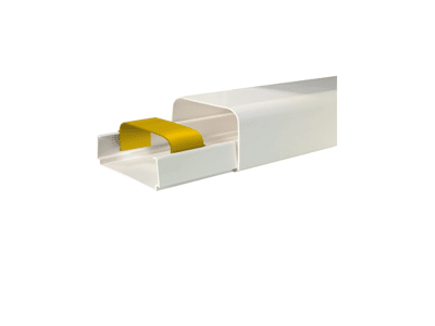Un Canal mascare traseu aer conditionat din plastic alb CLM 60x45 cu banda galbena pe el pentru aer conditionat.