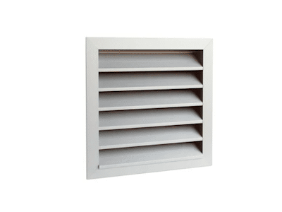 O gură de ventilație pătrată din metal alb cu lamele orizontale este prezentată pe un fundal alb simplu.