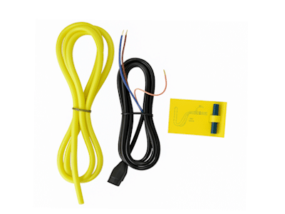Cabluri electrice galbene și negre cu capetele expuse, o siguranță și un card de instrucțiuni galben pentru Pompa de condens Vamp-X sunt aranjate pe un fundal alb. Cabluri electrice galbene și negre cu capetele expuse, o siguranță și un card de instrucțiuni galben pentru Pompa de condens Vamp-X sunt aranjate pe un fundal alb.