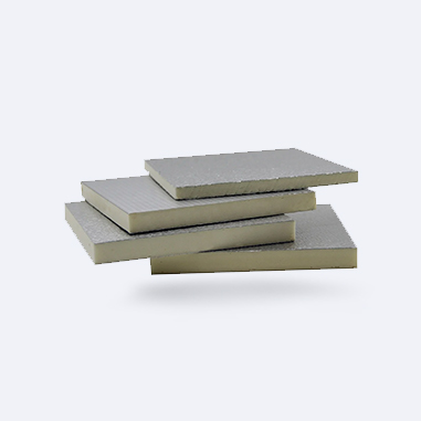 Patru foi de metal dreptunghiulare stivuite neuniform pe un fundal deschis.