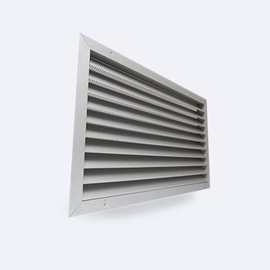 Aerisire metalică dreptunghiulară cu lamele unghiulare montată pe un perete alb, văzută dintr-un unghi lateral.