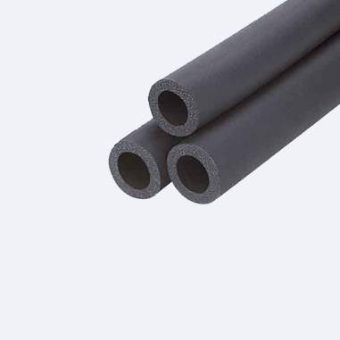 Trei tuburi de izolație din spumă neagră stivuite împreună pe un fundal deschis.