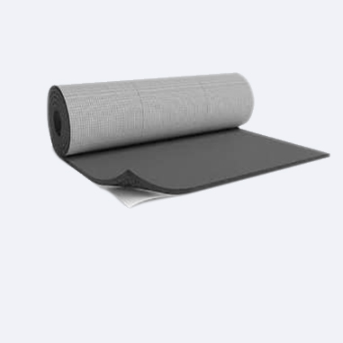 Un covoraș din spumă neagră parțial derulat, cu o suprafață texturată, afișat pe un fundal simplu deschis.